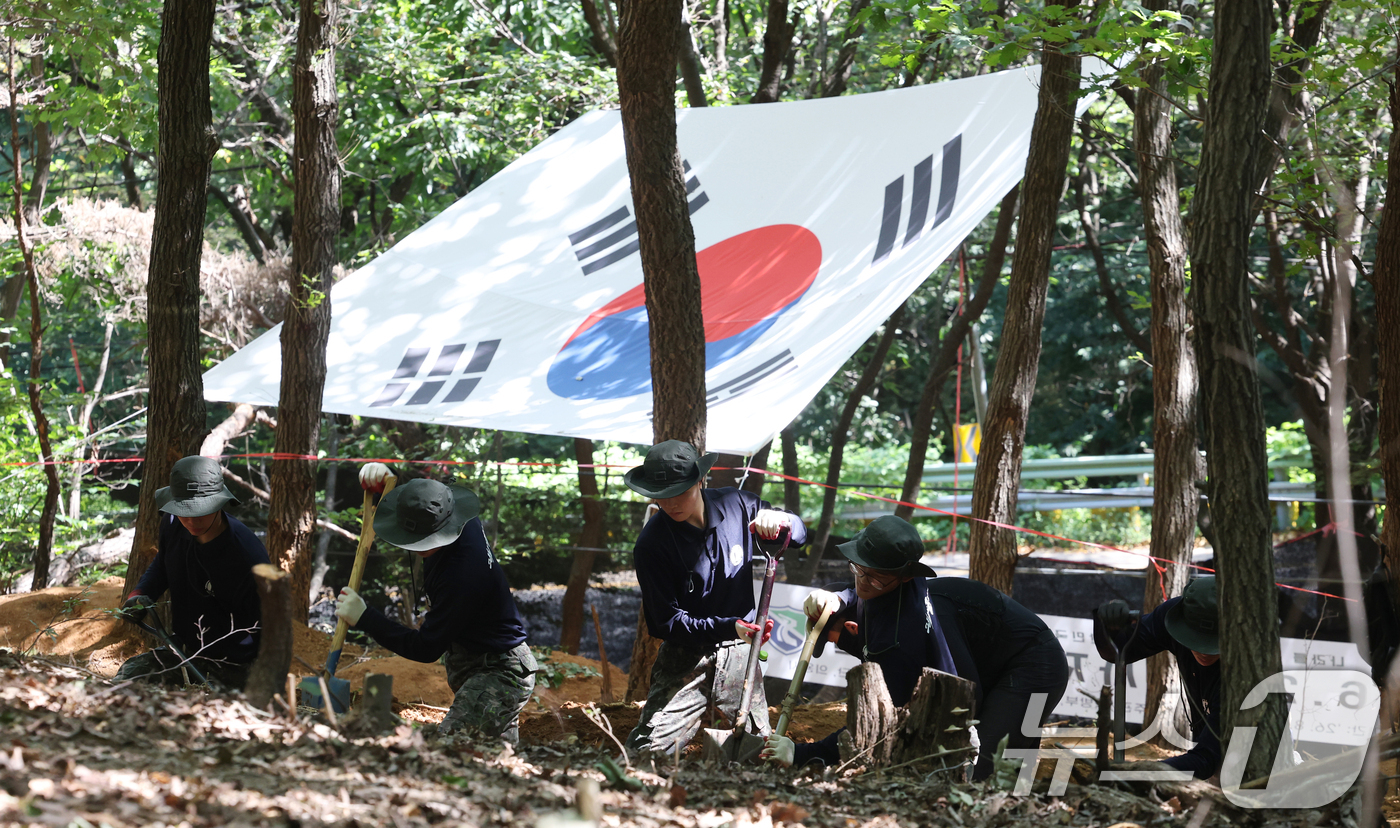 (의왕=뉴스1) 김영운 기자 = 8일 경기 의왕시 모락산 일대에서 국방부 유해발굴감식단과 육군 제51보병사단 장병들이 유해발굴을 하고 있다.올해 모락산 일대 유해발굴 작업은 오는 …