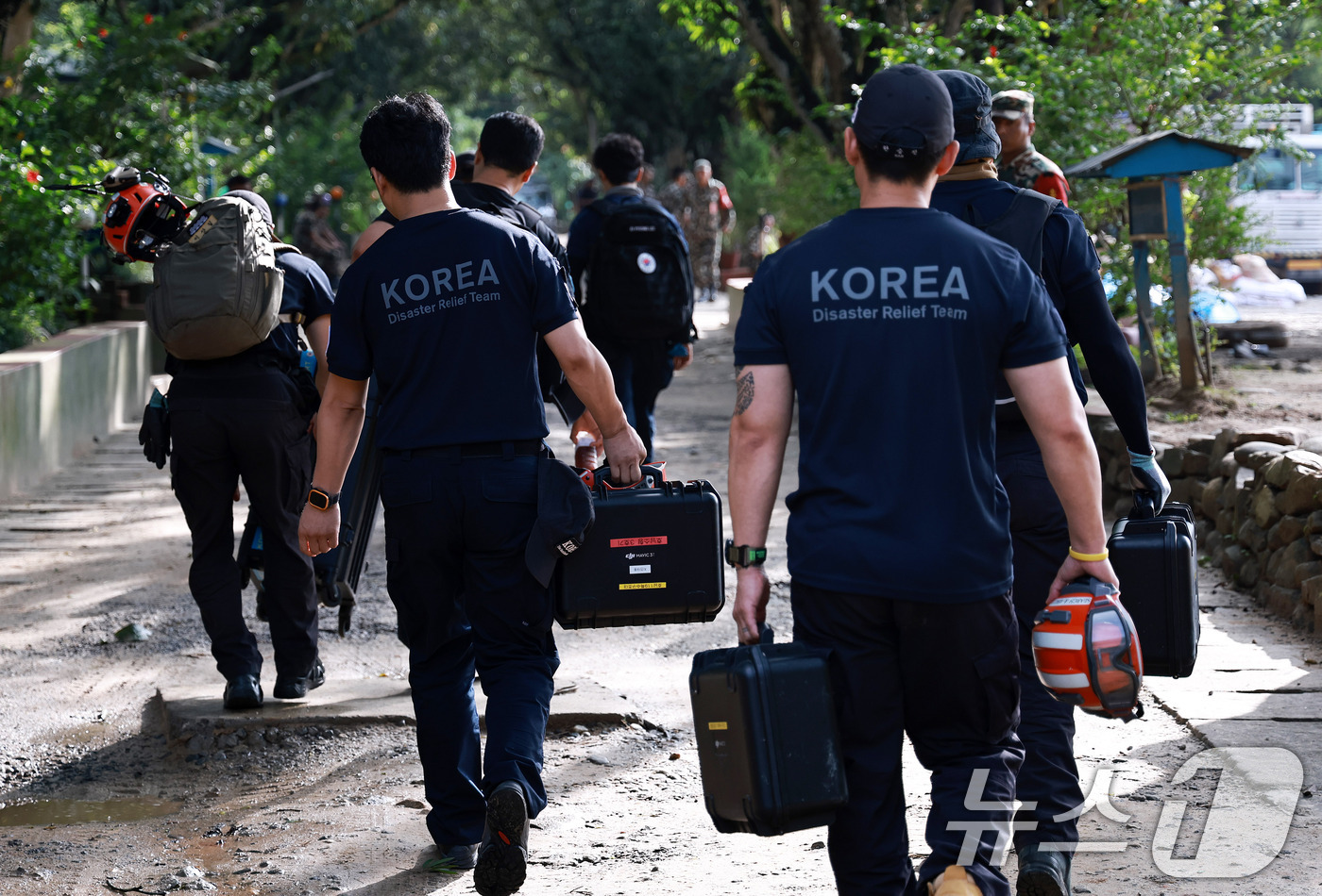 (바타르(네팔)=뉴스1) 구윤성 기자 = 한국 해외긴급구호대(KDRT)가 8일(현지시간) 네팔 바그마티주 누와코트 바타르 네팔 군기지에서 연락 두절자 수색을 위해 헬기장으로 이동하 …