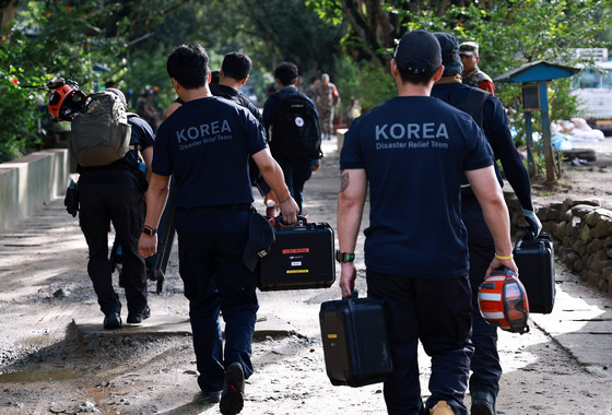 수색 나서는 긴급 구호대