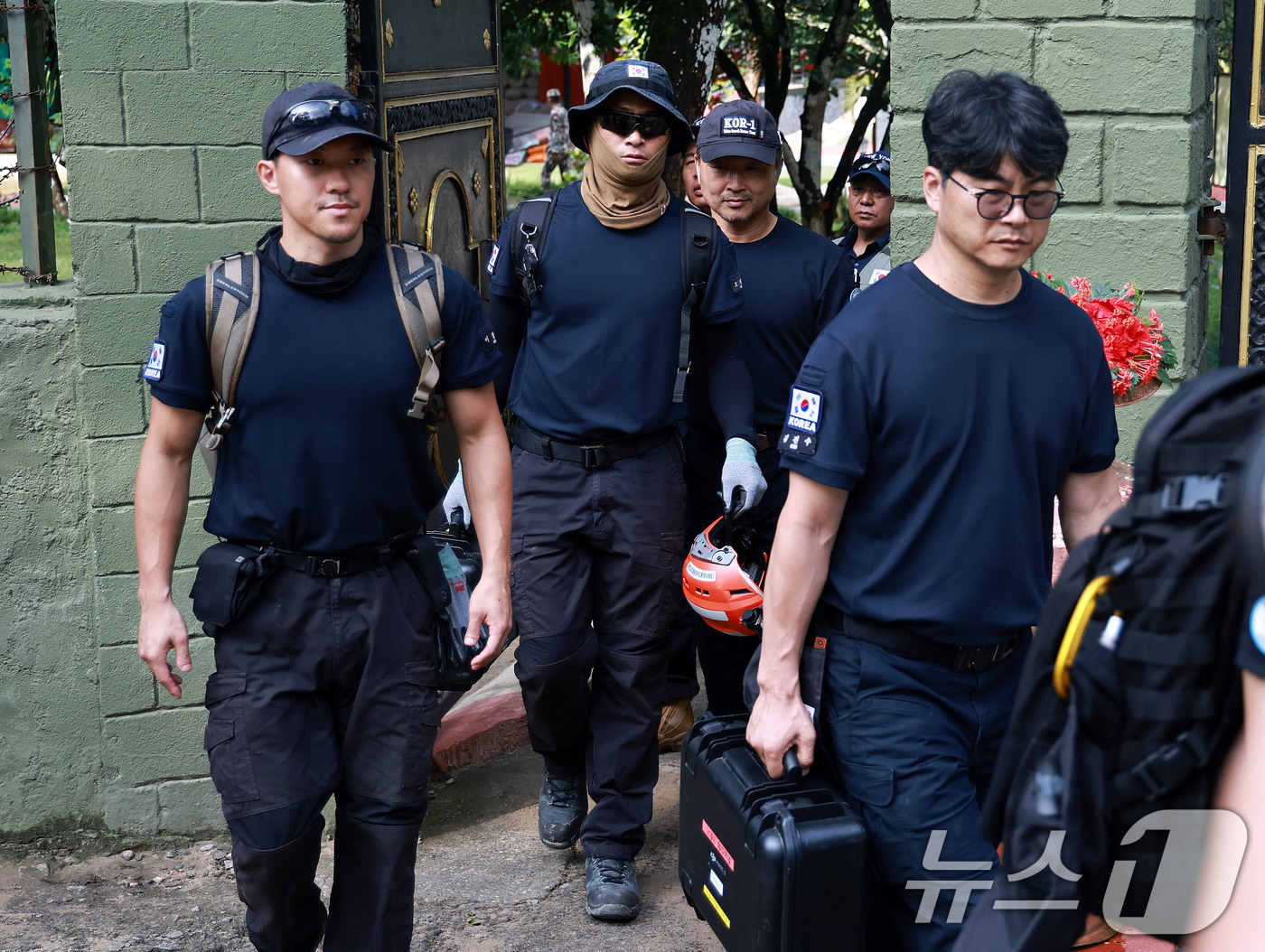 (바타르(네팔)=뉴스1) 구윤성 기자 = 한국 해외긴급구호대(KDRT)가 8일(현지시간) 네팔 바그마티주 누와코트 바타르 네팔 군기지에서 연락 두절자 수색을 위해 헬기장으로 이동하 …