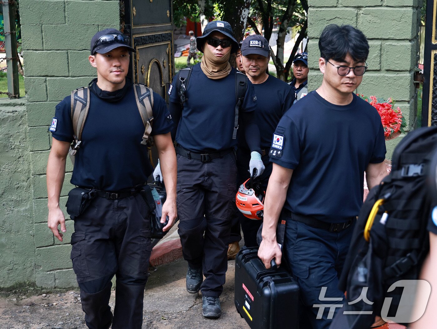 본문 이미지 - 한국 해외긴급구호대(KDRT)가 8일(현지시간) 네팔 바그마티주 누와코트 바타르 네팔 군기지에서 연락 두절자 수색을 위해 헬기장으로 이동하고 있다. 2026.9.8 ⓒ 뉴스1 구윤성 기자