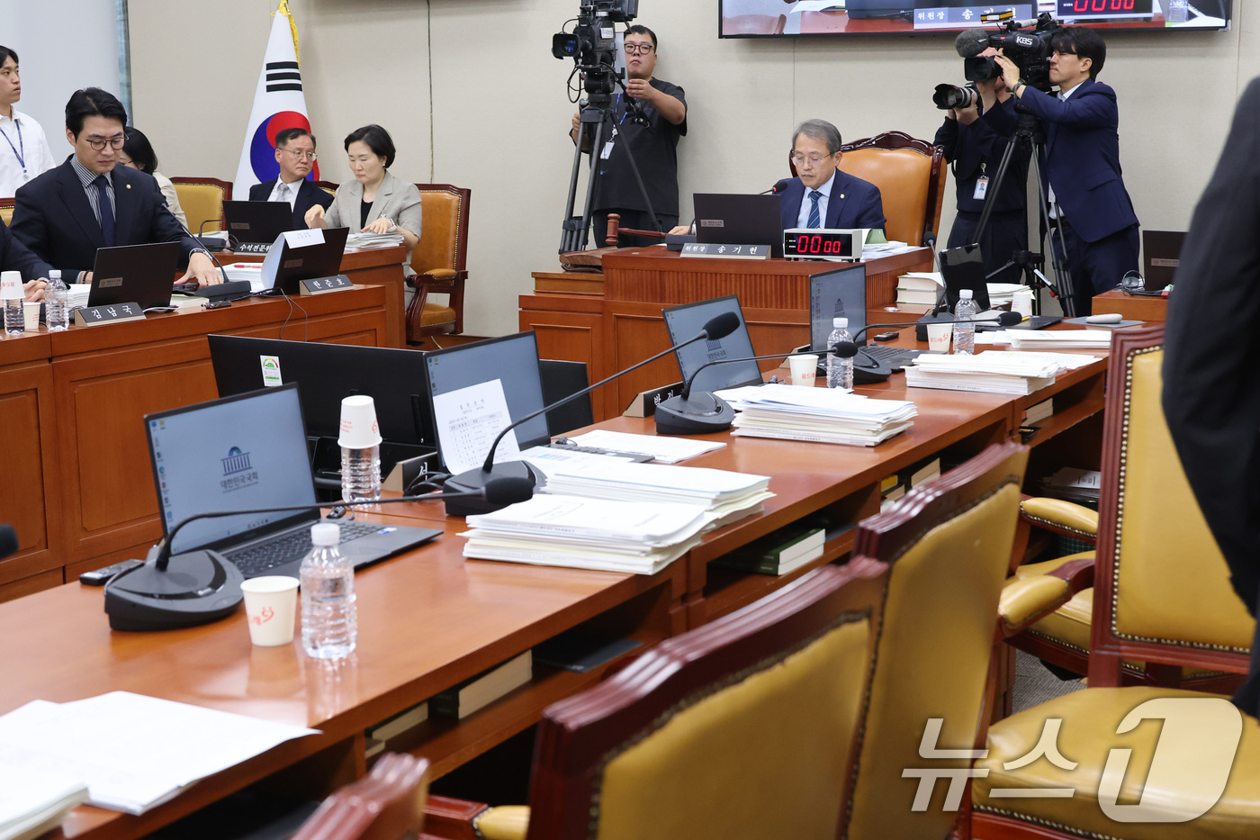 (서울=뉴스1) 신웅수 기자 = 송기헌 위원장이 8일 서울 여의도 국회에서 열린 과학기술정보방송통신위원회 전체회의에서 '이진숙 위원 본인 관련 안건에 대한 발언·표결 회피 촉구 결 …