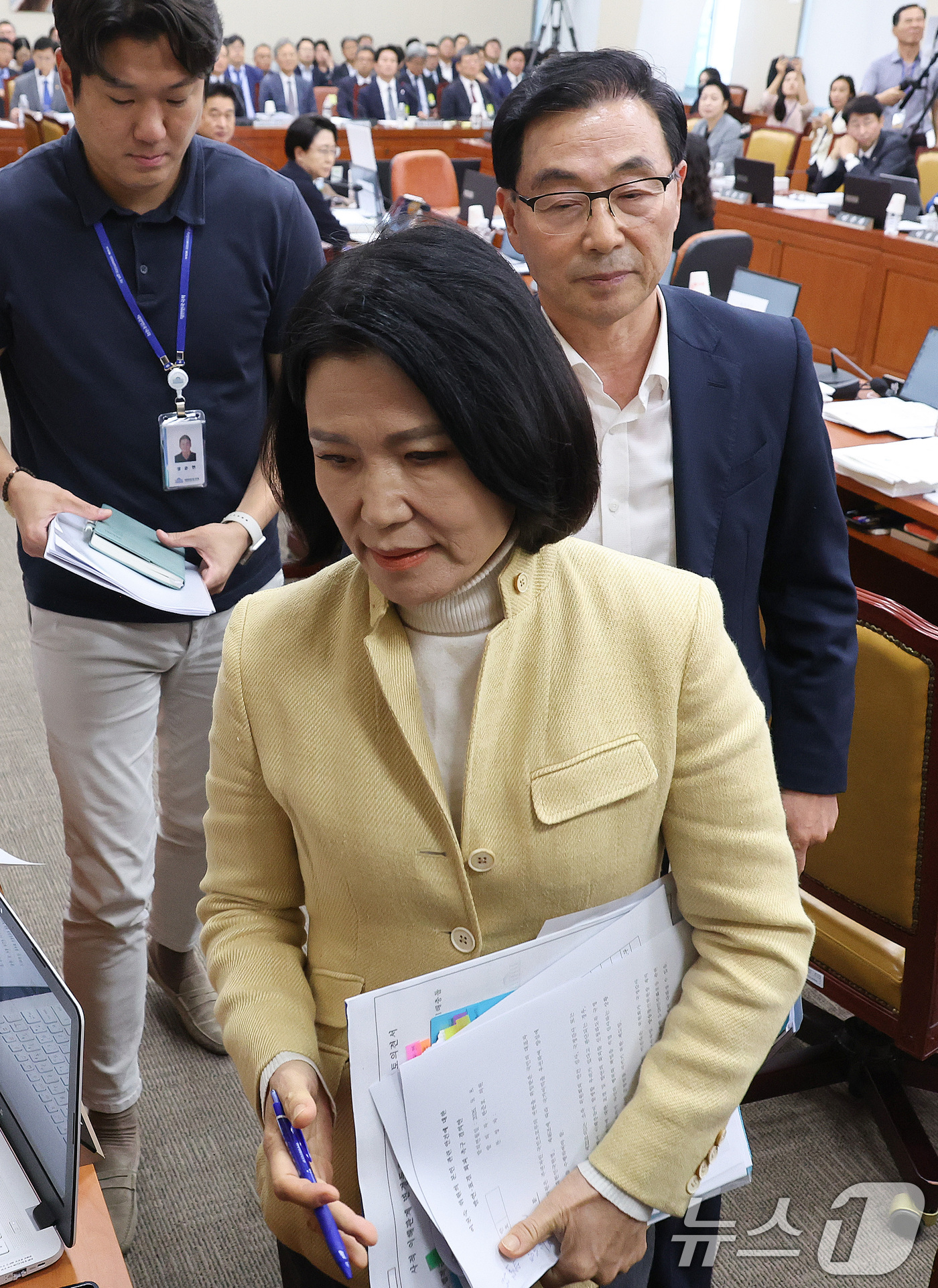 (서울=뉴스1) 신웅수 기자 = 이진숙 국민의힘 의원이 8일 서울 여의도 국회에서 열린 과학기술정보방송통신위원회 전체회의에서 '이진숙 위원 본인 관련 안건에 대한 발언·표결 회피 …