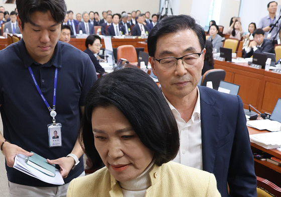결의안 표결 항의 퇴장하는 이진숙