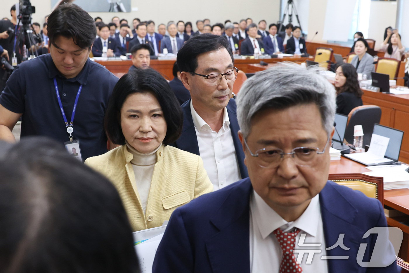 (서울=뉴스1) 신웅수 기자 = 이진숙 국민의힘 의원이 8일 서울 여의도 국회에서 열린 과학기술정보방송통신위원회 전체회의에서 '이진숙 위원 본인 관련 안건에 대한 발언·표결 회피 …