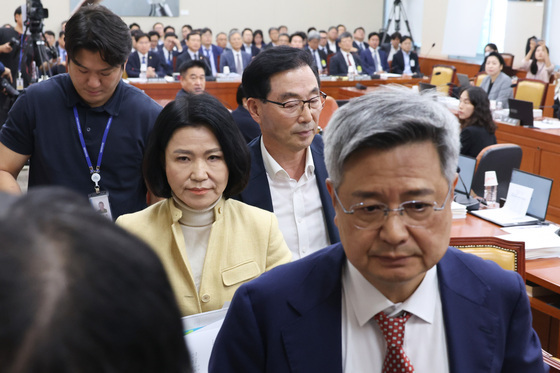 함께 퇴장하는 국민의힘 의원들
