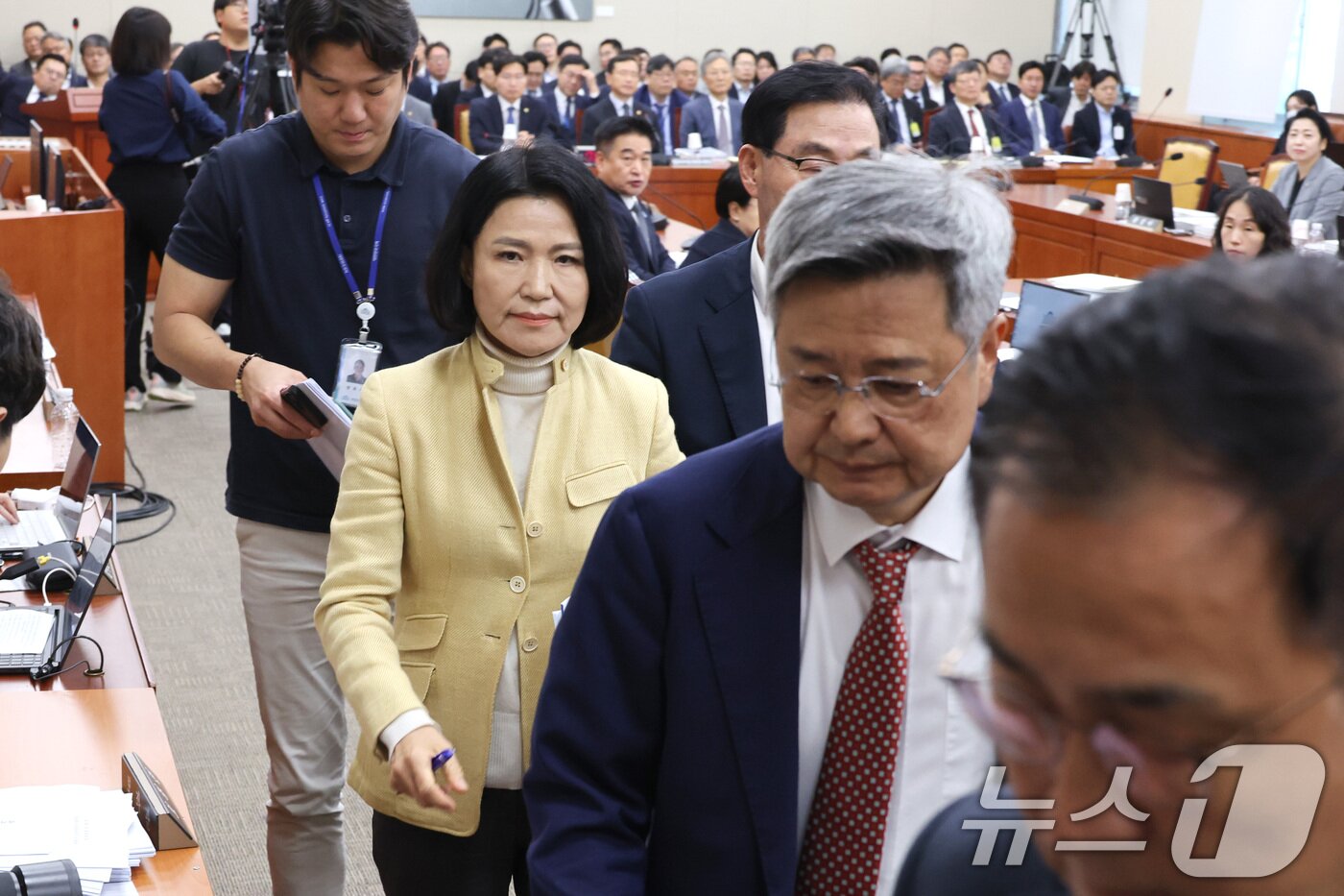 본문 이미지 - 이진숙 국민의힘 의원이 8일 서울 여의도 국회에서 열린 과학기술정보방송통신위원회 전체회의에서 '이진숙 위원 본인 관련 안건에 대한 발언·표결 회피 촉구 결의안'이 표결에 들어가자 퇴장하고 있다. 2026.9.8 ⓒ 뉴스1 신웅수 기자