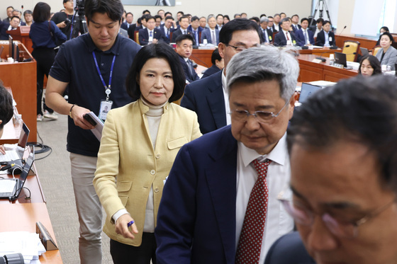 과방위 퇴장하는 이진숙