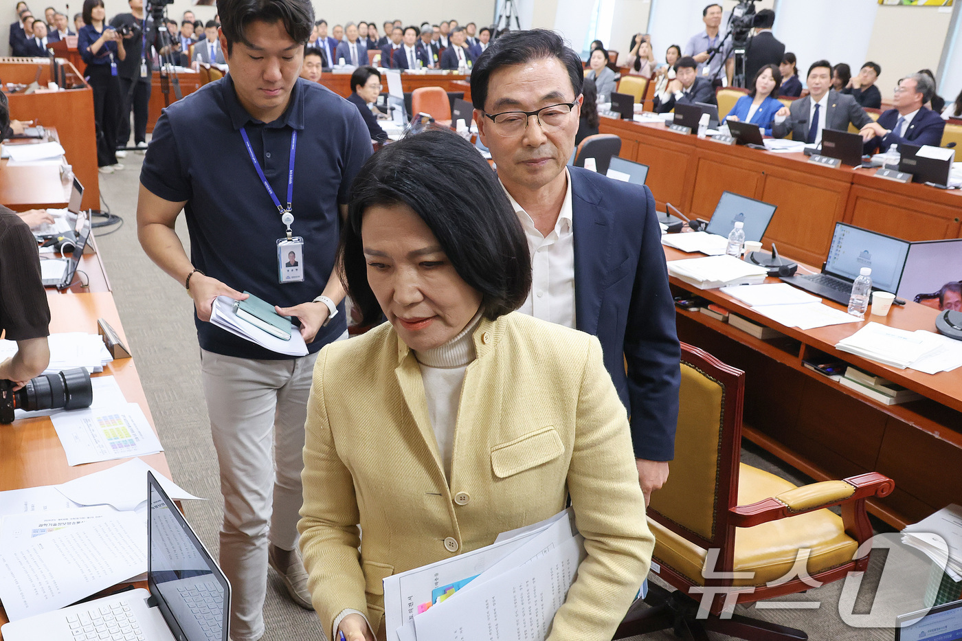 (서울=뉴스1) 신웅수 기자 = 이진숙 국민의힘 의원이 8일 서울 여의도 국회에서 열린 과학기술정보방송통신위원회 전체회의에서 '이진숙 위원 본인 관련 안건에 대한 발언·표결 회피 …