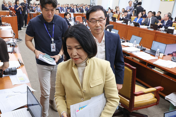 결의안 표결 앞두고 퇴장하는 이진숙