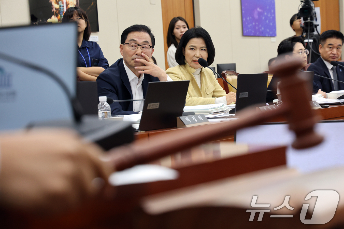 (서울=뉴스1) 황기선 기자 = 이진숙 국민의힘 의원이 8일 서울 여의도 국회에서 열린 과학기술정보방송통신위원회 전체회의에서 여당이 발의한  '본인 관련 안건에 대한 발언 및 표결 …