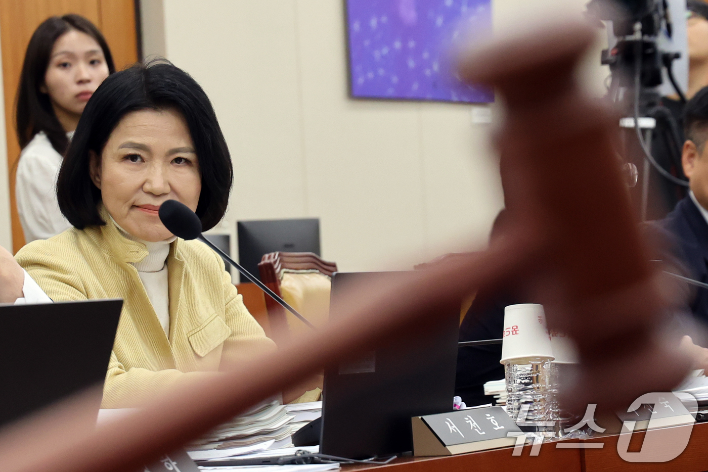 (서울=뉴스1) 황기선 기자 = 이진숙 국민의힘 의원이 8일 서울 여의도 국회에서 열린 과학기술정보방송통신위원회 전체회의에서 여당이 발의한  '본인 관련 안건에 대한 발언 및 표결 …
