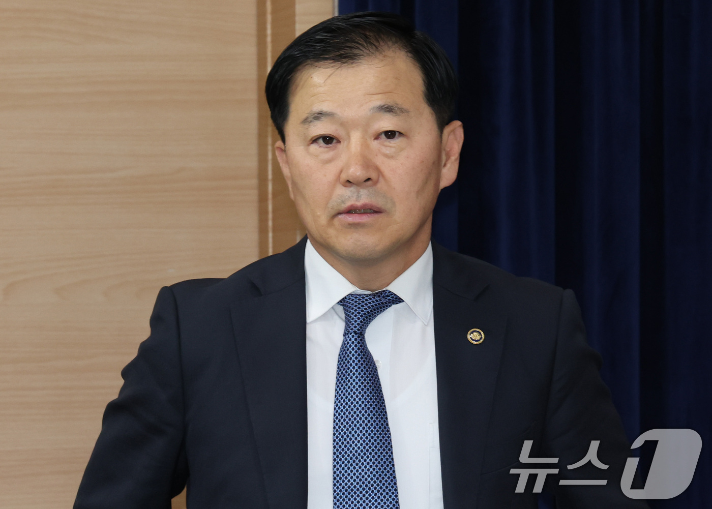(서울=뉴스1) 이종덕 기자 = 이형훈 보건복지부 2차관이 8일 서울 종로구 정부서울청사에서 제15차 건강보험정책심의위원회 결과 브리핑을 준비하고 있다. 정부는 중증 희귀난치 환자 …