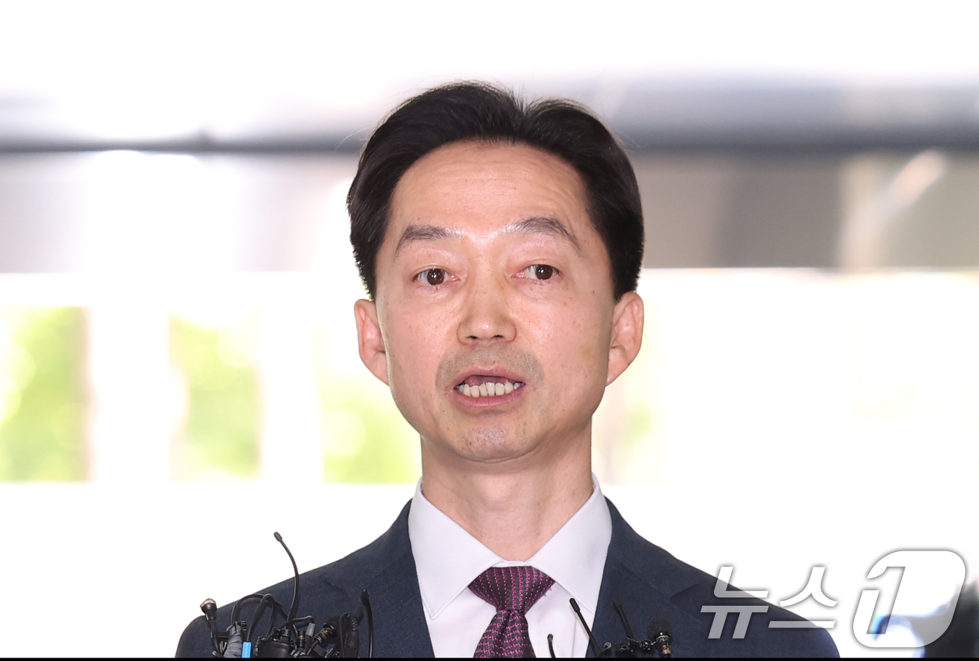 (서울=뉴스1) 오대일 기자 = 김지용 중대범죄수사청장 후보자가 8일 오후 서울 종로구 정부서울청사 창성동 별관에 마련된 인사청문회 준비단 사무실로 첫 출근하며 소감을 밝히고 있다 …
