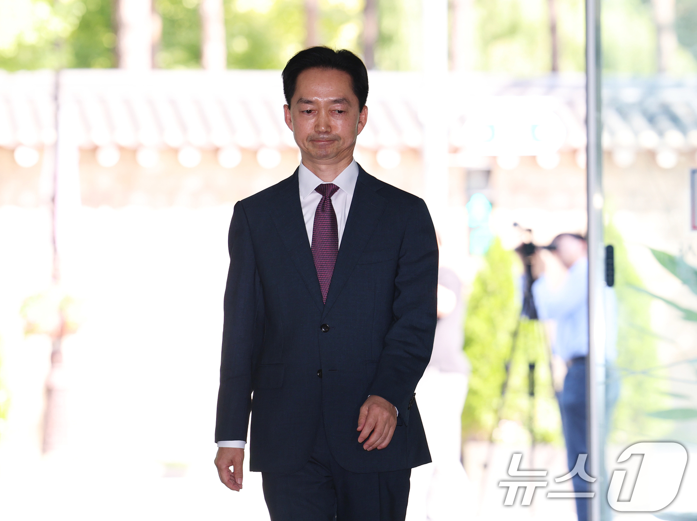 (서울=뉴스1) 오대일 기자 = 김지용 중대범죄수사청장 후보자가 8일 오후 서울 종로구 정부서울청사 창성동 별관에 마련된 인사청문회 준비단 사무실로 첫 출근하고 있다. 2026.9 …