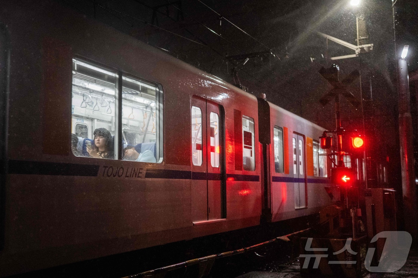 (도쿄 AFP=뉴스1) 강민경 기자 = 일본 기상청이 도쿄 지역에 폭우를 예보한 6일 도쿄에서 출퇴근하는 사람들이 폭우 속에서 열차를 타고 이동하고 있다. 2026.9.6ⓒ AFP …