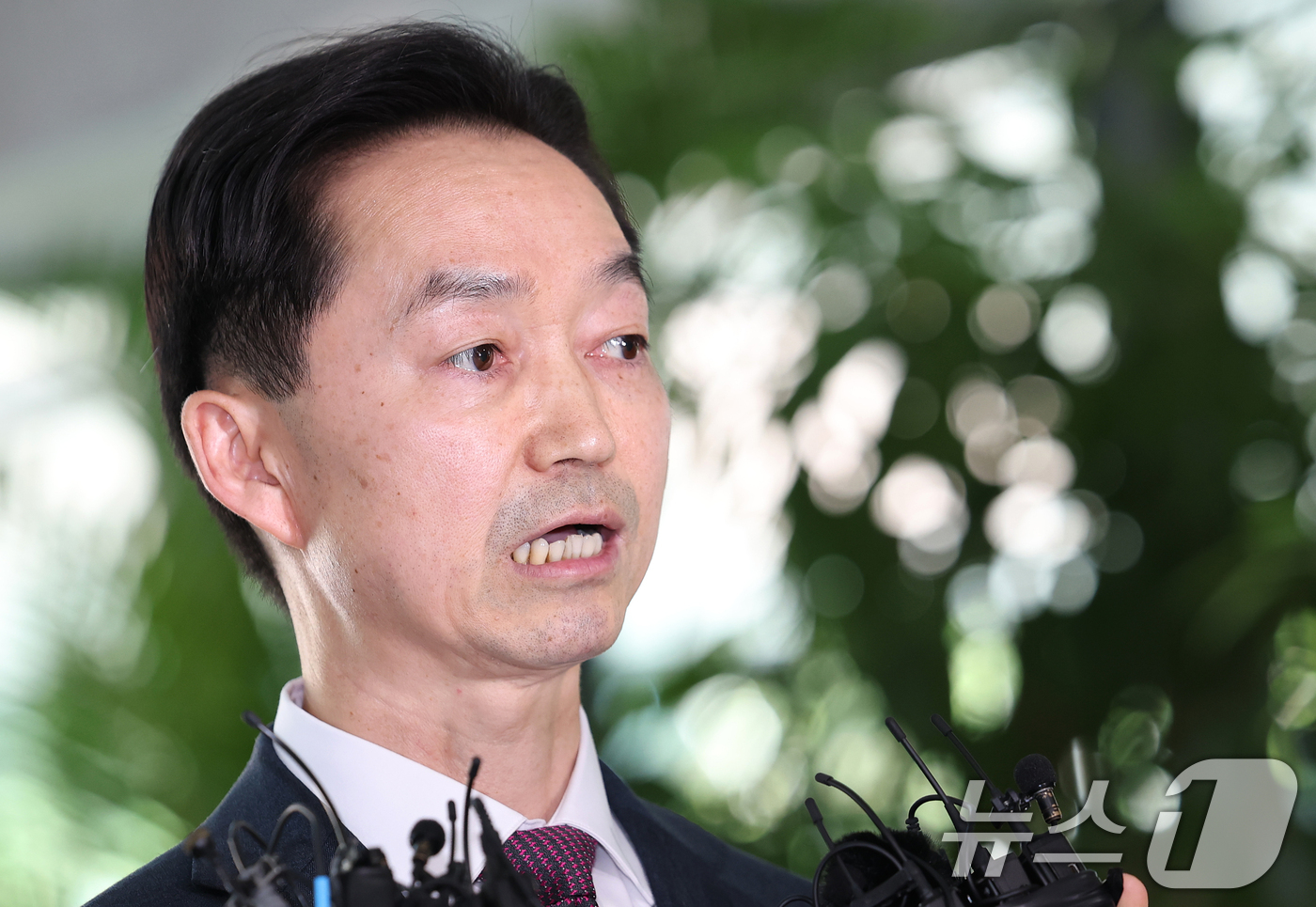 (서울=뉴스1) 오대일 기자 = 김지용 중대범죄수사청장 후보자가 8일 오후 서울 종로구 정부서울청사 창성동 별관에 마련된 인사청문회 준비단 사무실로 첫 출근하며 소감을 밝히고 있다 …