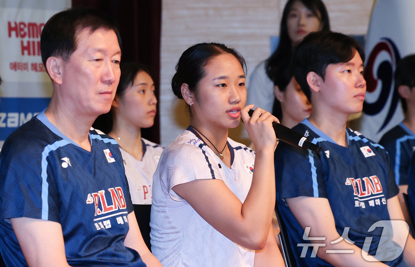 본문 이미지 - 배드민턴 국가대표팀 안세영이 8일 진천 국가대표 선수촌에서 열린 2026 아이치·나고야 아시안게임 대한배드민턴협회 미디어데이에서 포부를 밝히고 있다. 왼쪽부터 박주봉 감독, 안세영, 서승재. 2026.9.8 ⓒ 뉴스1 김민지 기자