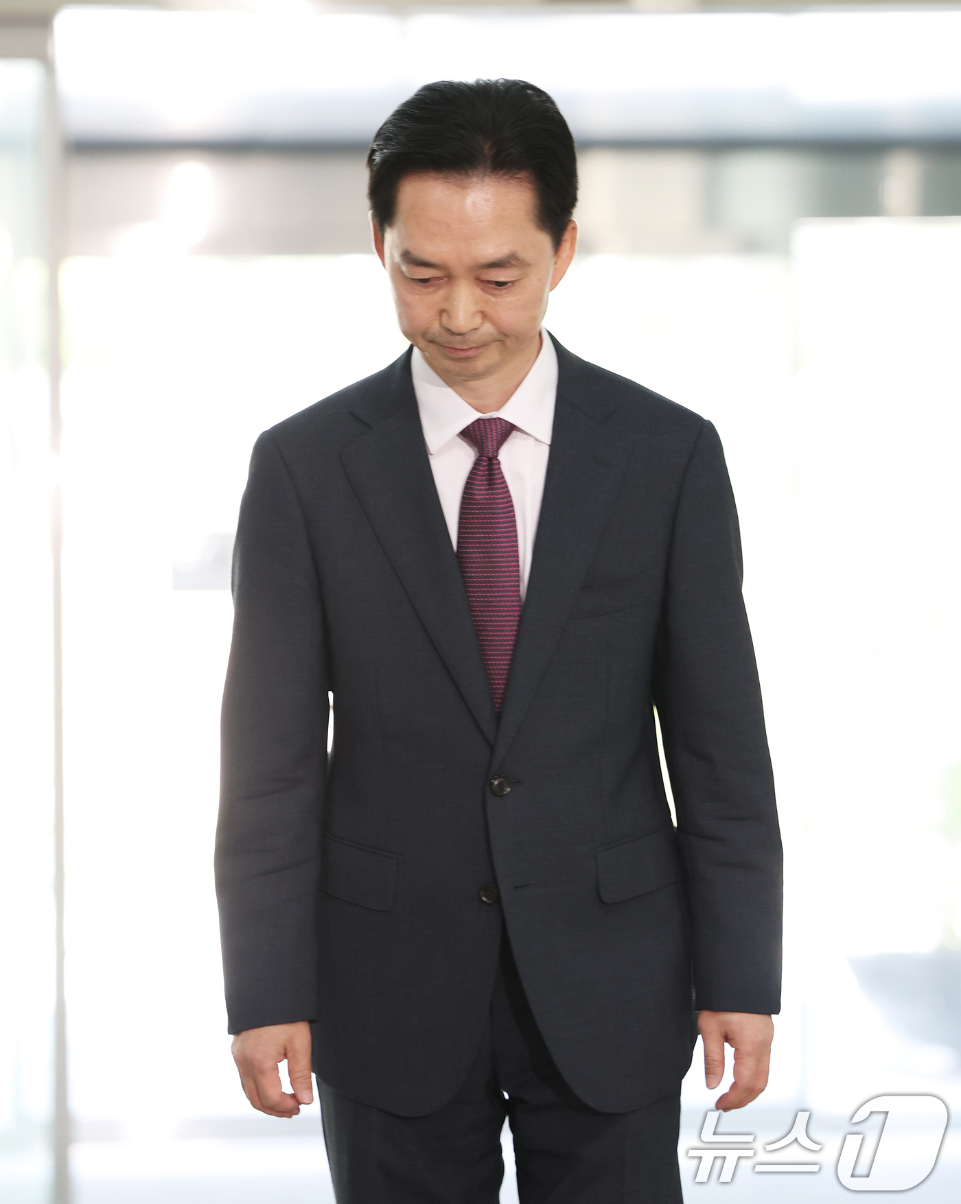 (서울=뉴스1) 오대일 기자 = 김지용 중대범죄수사청장 후보자가 8일 오후 서울 종로구 정부서울청사 창성동 별관에 마련된 인사청문회 준비단 사무실로 첫 출근하고 있다. 2026.9 …