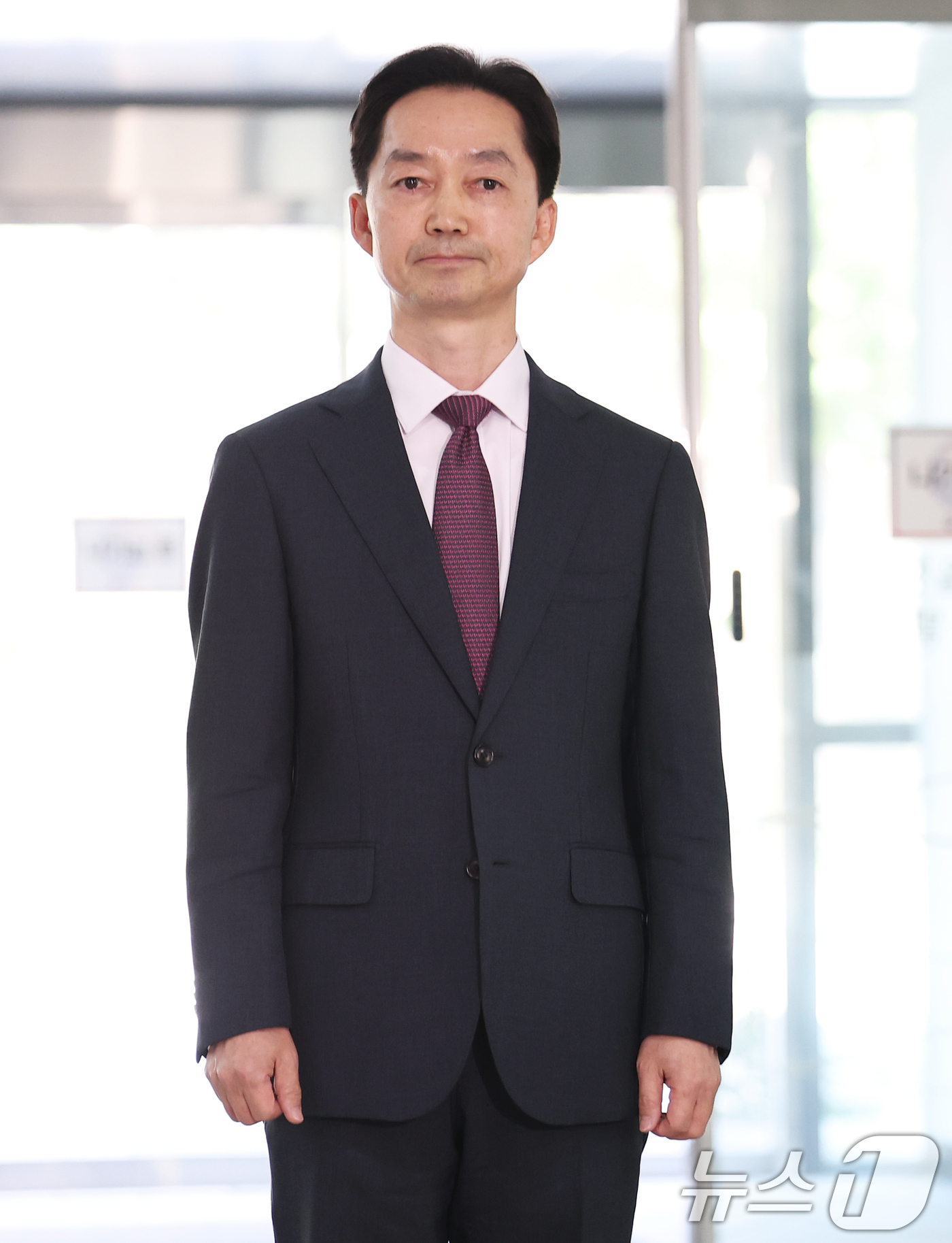 (서울=뉴스1) 오대일 기자 = 김지용 중대범죄수사청장 후보자가 8일 오후 서울 종로구 정부서울청사 창성동 별관에 마련된 인사청문회 준비단 사무실로 첫 출근하고 있다. 2026.9 …