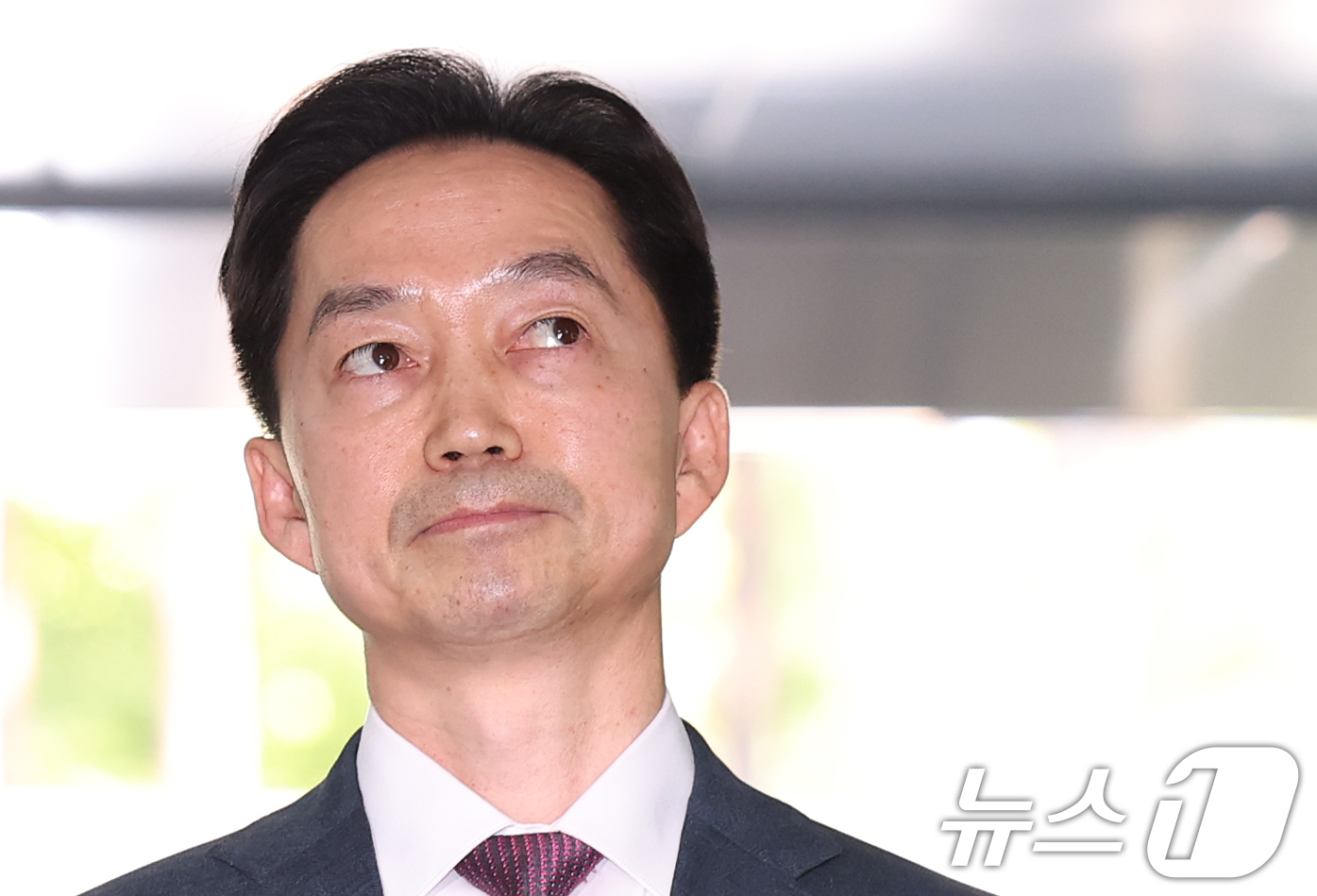 (서울=뉴스1) 오대일 기자 = 김지용 중대범죄수사청장 후보자가 8일 오후 서울 종로구 정부서울청사 창성동 별관에 마련된 인사청문회 준비단 사무실로 첫 출근하며 취재진의 질문에 답 …