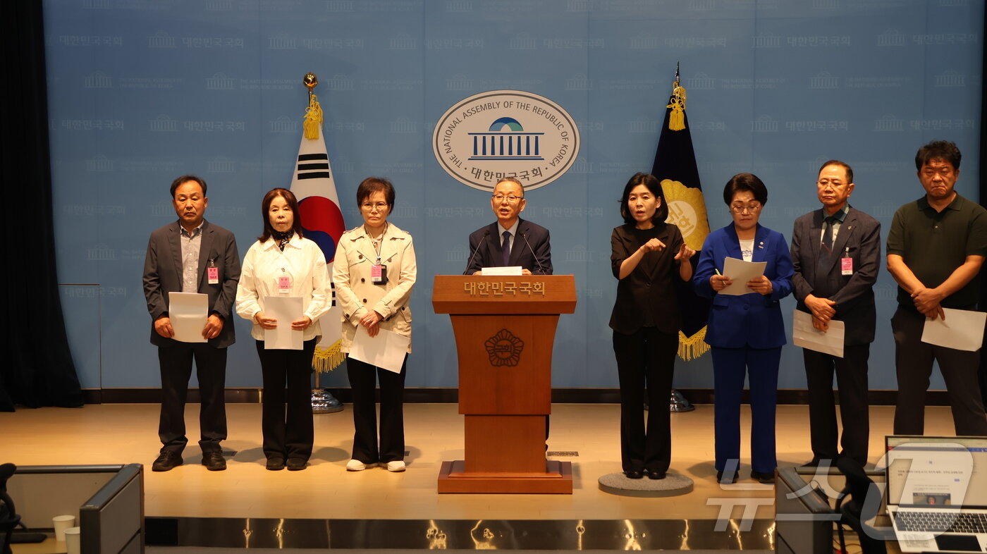 본문 이미지 - 김문수 의원은 8일 국회 소통관에서 순천시민혁신연대와 기자회견을 열고 정부를 향해 순천대 의대 설립 후속 절차를 신속히 추진하라고 촉구하고 있다. (김문수 의원실 제공. 재판매 및 DB금지) ⓒ 뉴스1 김성준 기자