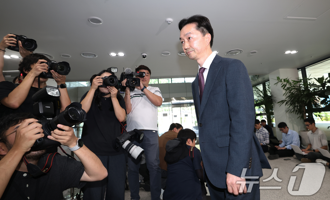 (서울=뉴스1) 오대일 기자 = 김지용 중대범죄수사청장 후보자가 8일 오후 서울 종로구 정부서울청사 창성동 별관에 마련된 인사청문회 준비단 사무실로 첫 출근하고 있다. 2026.9 …