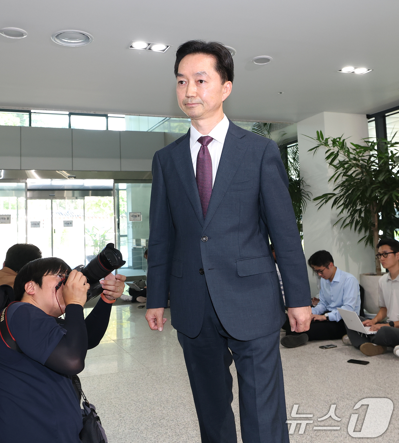 (서울=뉴스1) 오대일 기자 = 김지용 중대범죄수사청장 후보자가 8일 오후 서울 종로구 정부서울청사 창성동 별관에 마련된 인사청문회 준비단 사무실로 첫 출근하고 있다. 2026.9 …