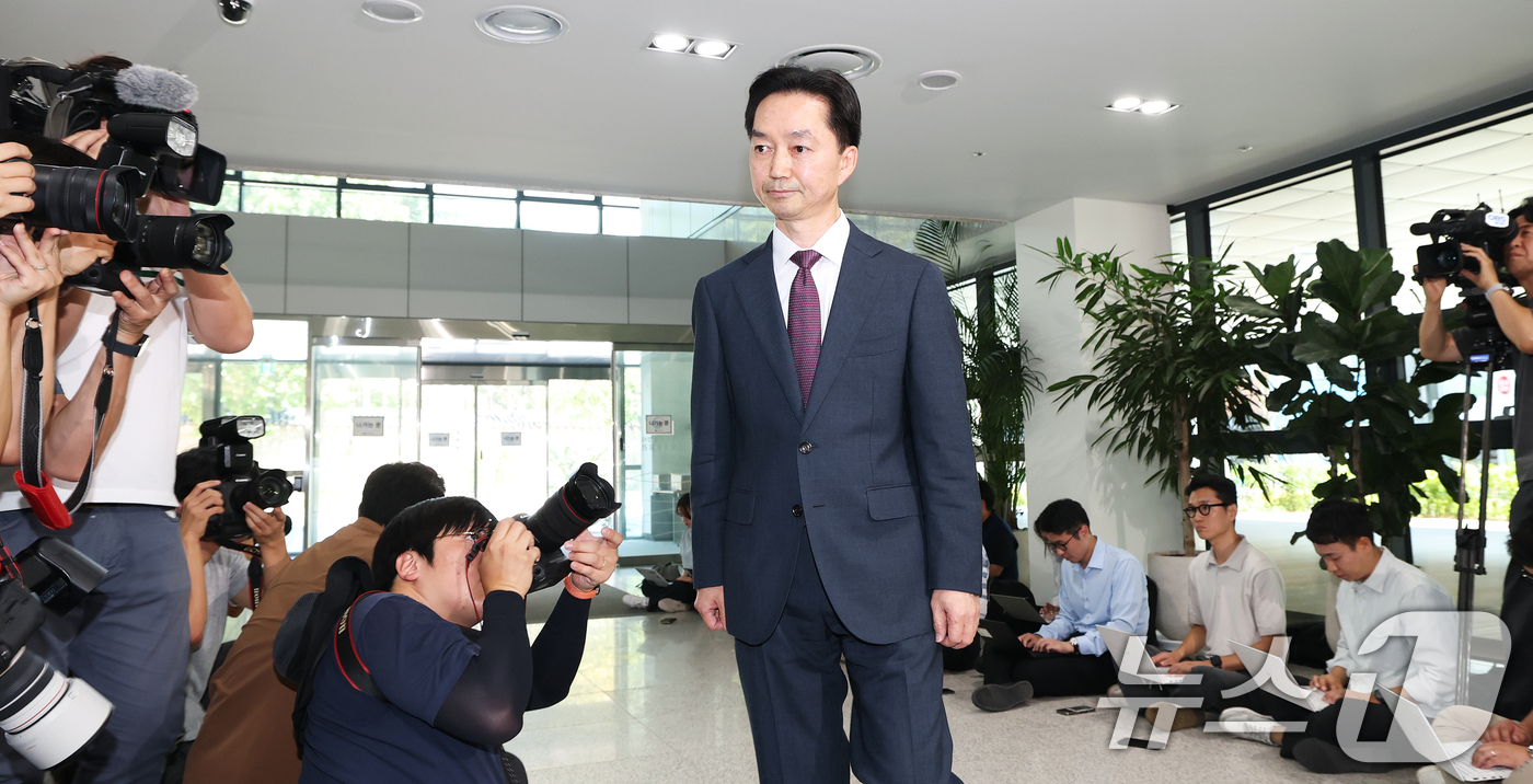 (서울=뉴스1) 오대일 기자 = 김지용 중대범죄수사청장 후보자가 8일 오후 서울 종로구 정부서울청사 창성동 별관에 마련된 인사청문회 준비단 사무실로 첫 출근하고 있다. 2026.9 …