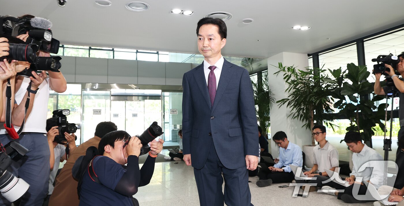 본문 이미지 - 김지용 중대범죄수사청장 후보자가 8일 오후 서울 종로구 정부서울청사 창성동 별관에 마련된 인사청문회 준비단 사무실로 첫 출근하고 있다. 2026.9.8 ⓒ 뉴스1 오대일 기자