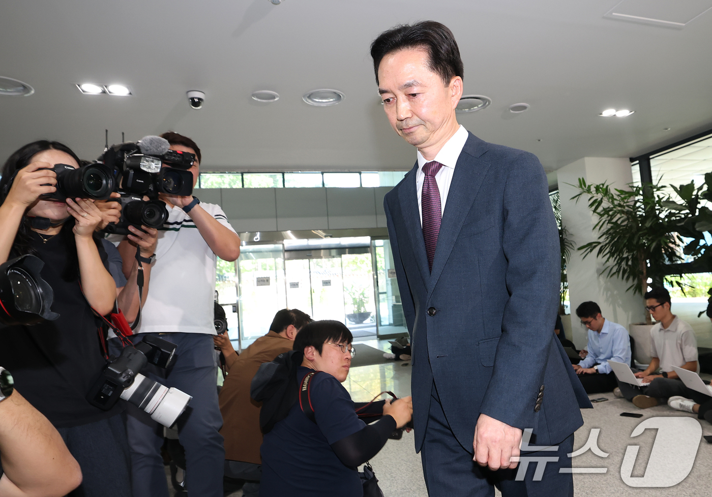 (서울=뉴스1) 오대일 기자 = 김지용 중대범죄수사청장 후보자가 8일 오후 서울 종로구 정부서울청사 창성동 별관에 마련된 인사청문회 준비단 사무실로 첫 출근하고 있다. 2026.9 …