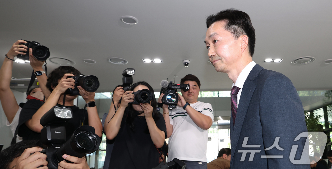 (서울=뉴스1) 오대일 기자 = 김지용 중대범죄수사청장 후보자가 8일 오후 서울 종로구 정부서울청사 창성동 별관에 마련된 인사청문회 준비단 사무실로 첫 출근하고 있다. 2026.9 …