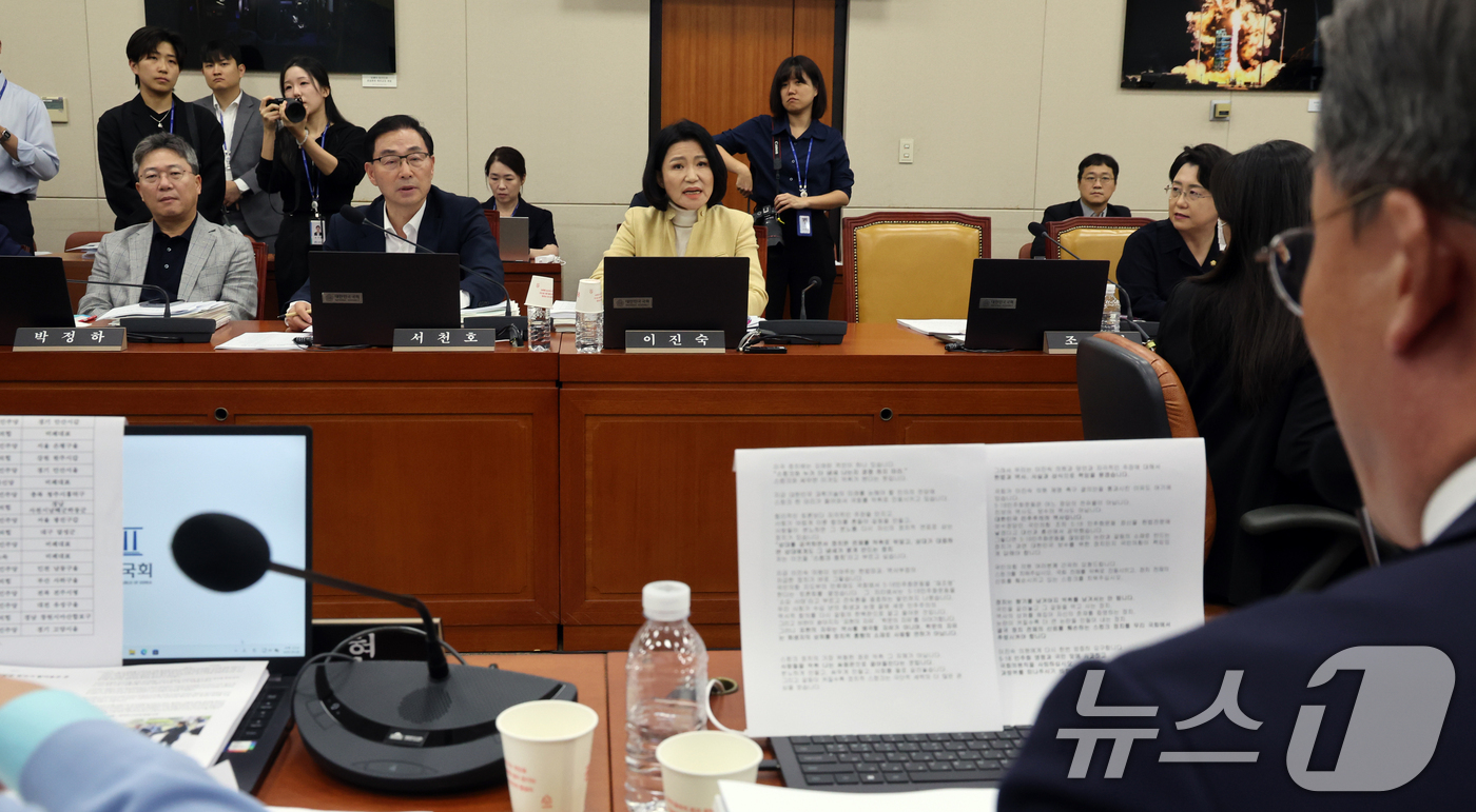(서울=뉴스1) 황기선 기자 = 이진숙 국민의힘 의원이 8일 서울 여의도 국회에서 열린 과학기술정보방송통신위원회 전체회의에서 '본인 관련 안건에 대한 발언 및 표결 회피 촉구 결의 …