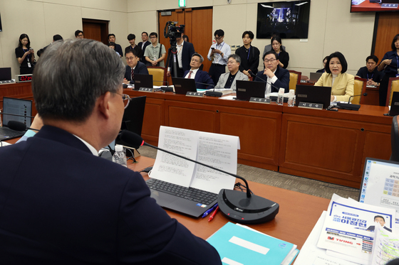 과방위, 與주도 이진숙 '발언·표결 제한' 결의안 의결…野반발(종합)