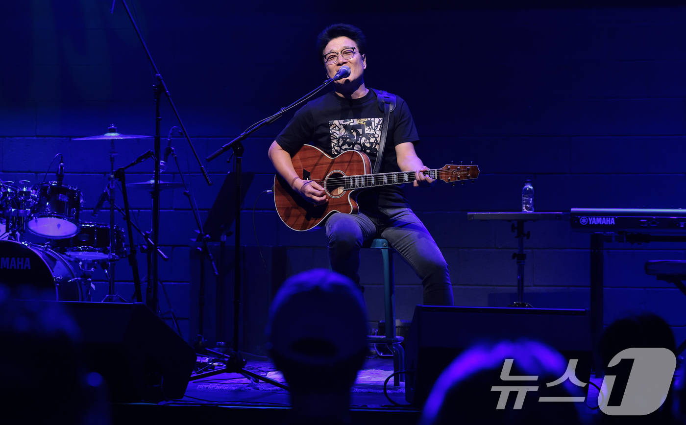 (서울=뉴스1) 권현진 기자 = 가수 안치환이 8일 오후 서울 마포구 성미산로 연남스페이스에서 열린 정규 15집 '시즈 더 데이'(Seize the day) 미디어 쇼케이스에서 신 …
