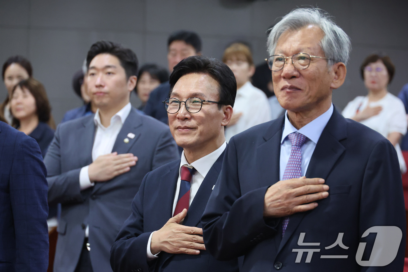 (서울=뉴스1) 신웅수 기자 = 김민석 더불어민주당 대표와 유홍준 국립중앙박물관장이 8일 서울 여의도 국회 의원회관에서 열린 백제사리장엄관 조성을 위한 국회 정책 세미나에서 국민의 …
