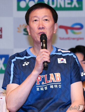 본문 이미지 - 배드민턴 국가대표팀 박주봉 감독이 8일 진천 국가대표 선수촌에서 열린 2026 아이치·나고야 아시안게임 대한배드민턴협회 미디어데이에서 취재진 질의에 답변하고 있다. 2026.9.8 ⓒ 뉴스1 김민지 기자