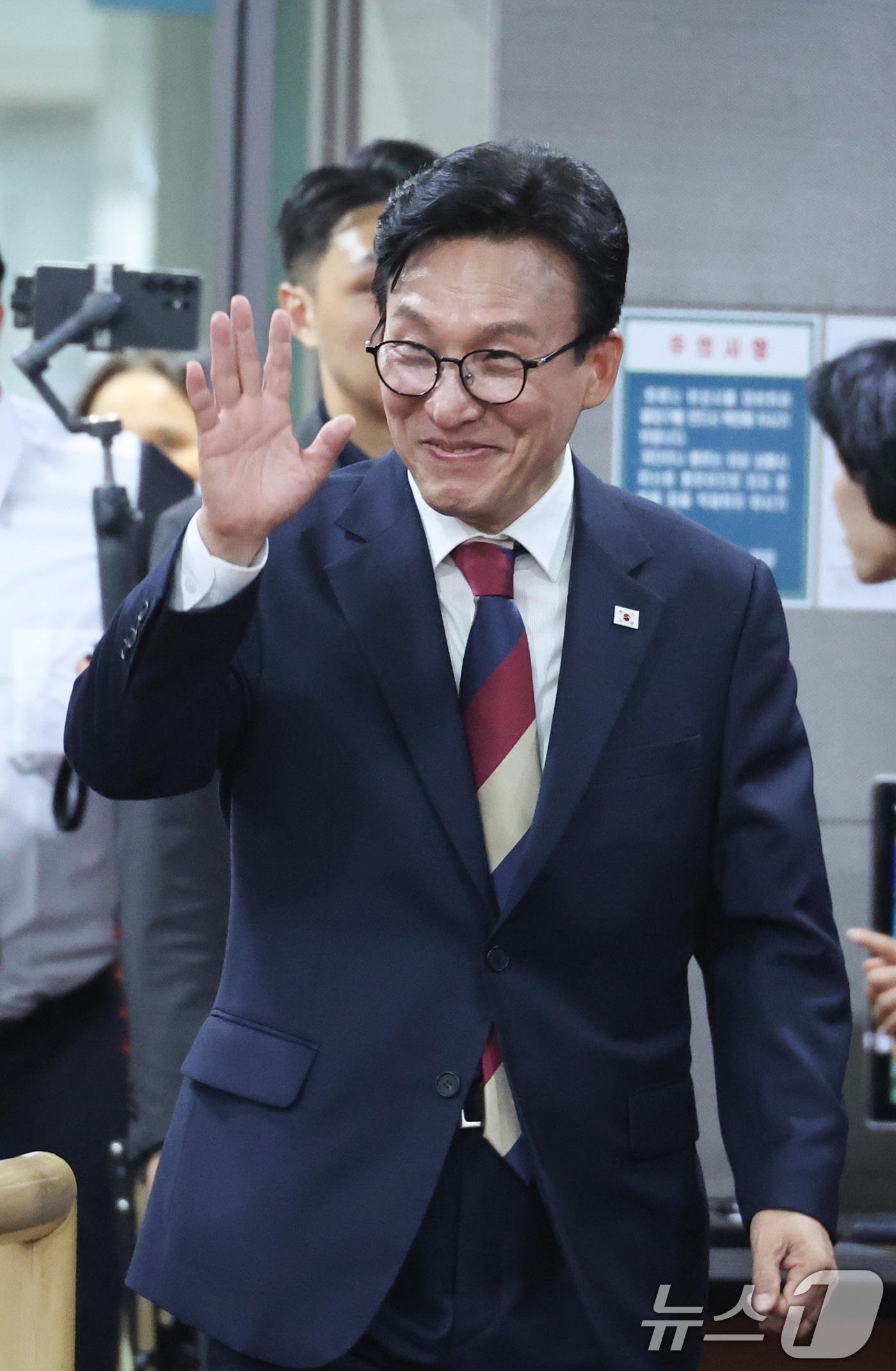 (서울=뉴스1) 신웅수 기자 = 김민석 더불어민주당 대표가 8일 서울 여의도 국회 의원회관에서 열린 백제사리장엄관 조성을 위한 국회 정책 세미나에 참석하고 있다. 2026.9.8/ …