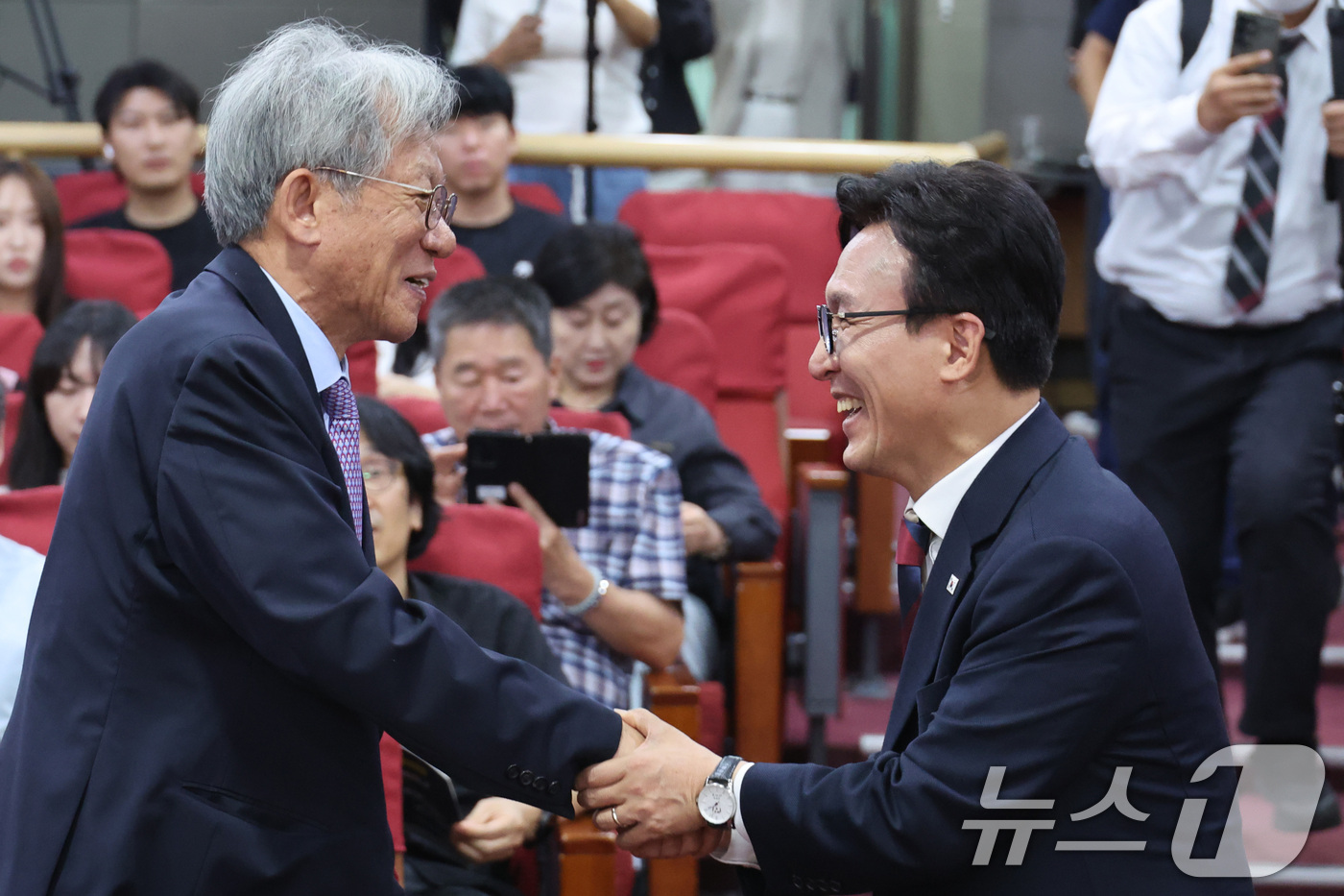 (서울=뉴스1) 신웅수 기자 = 김민석 더불어민주당 대표와 유홍준 국립중앙박물관장이 8일 서울 여의도 국회 의원회관에서 열린 백제사리장엄관 조성을 위한 국회 정책 세미나에서 인사하 …