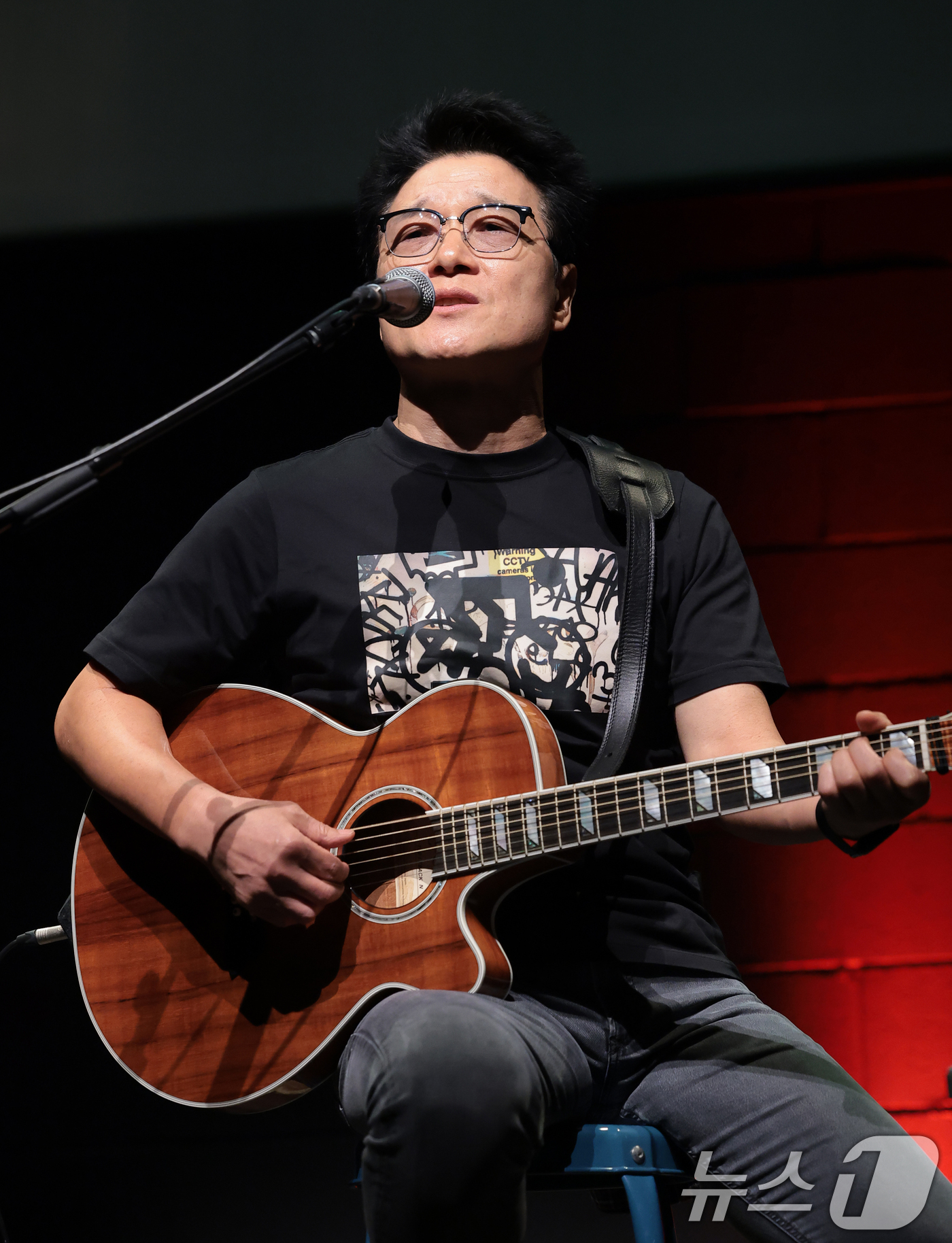 (서울=뉴스1) 권현진 기자 = 가수 안치환이 8일 오후 서울 마포구 성미산로 연남스페이스에서 열린 정규 15집 '시즈 더 데이'(Seize the day) 미디어 쇼케이스에서 신 …