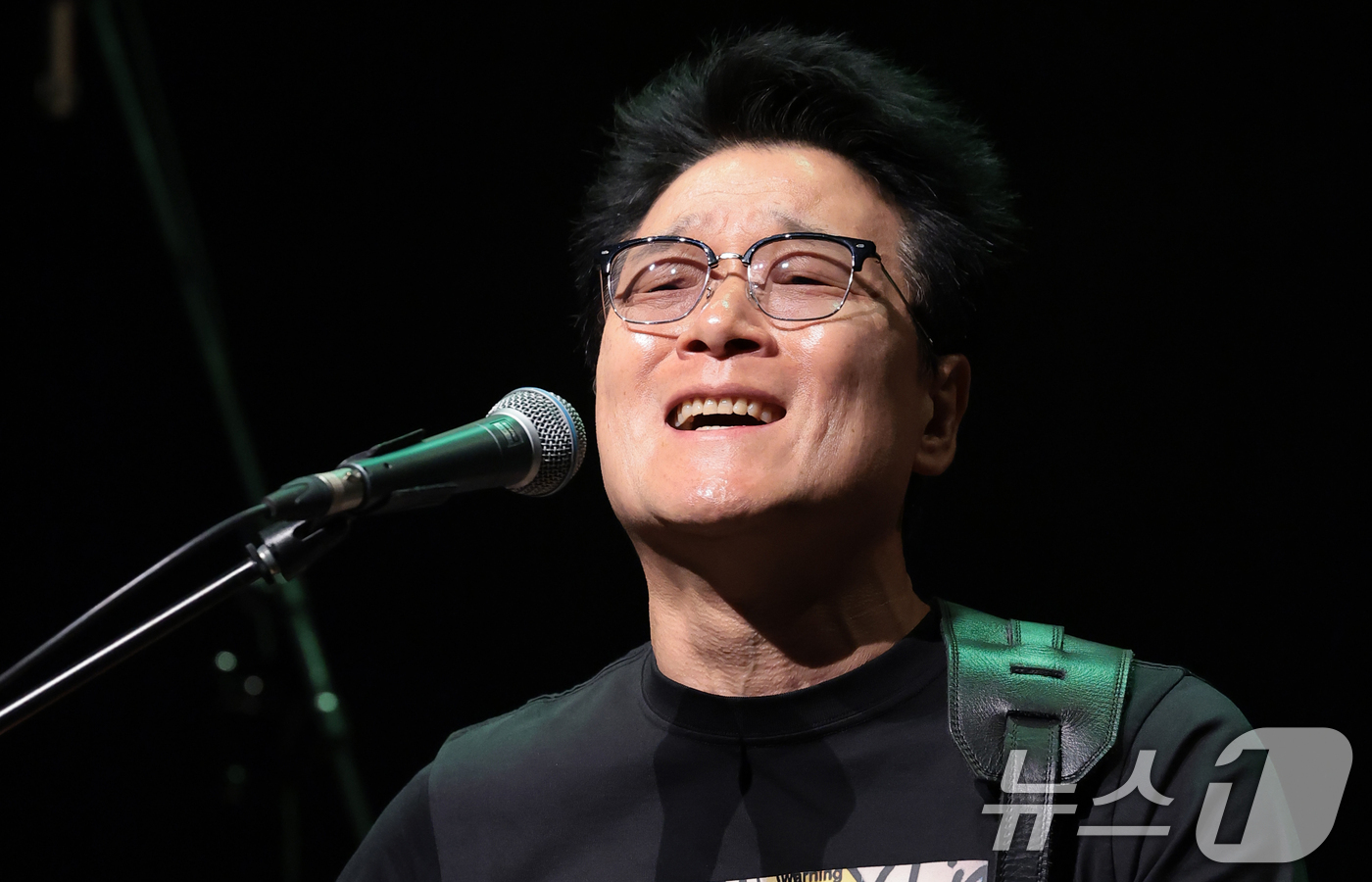 (서울=뉴스1) 권현진 기자 = 가수 안치환이 8일 오후 서울 마포구 성미산로 연남스페이스에서 열린 정규 15집 '시즈 더 데이'(Seize the day) 미디어 쇼케이스에서 신 …