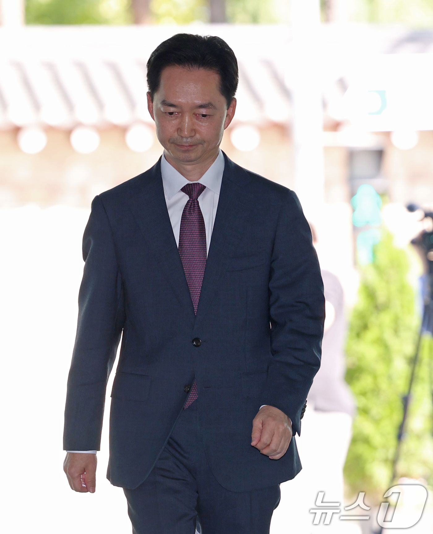 (서울=뉴스1) 오대일 기자 = 김지용 중대범죄수사청장 후보자가 8일 오후 서울 종로구 정부서울청사 창성동 별관에 마련된 인사청문회 준비단 사무실로 첫 출근하고 있다. 2026.9 …