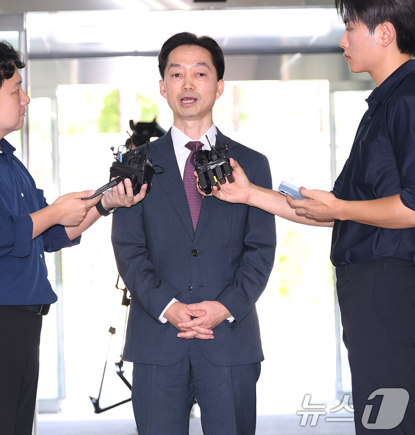 (서울=뉴스1) 오대일 기자 = 김지용 중대범죄수사청장 후보자가 8일 오후 서울 종로구 정부서울청사 창성동 별관에 마련된 인사청문회 준비단 사무실로 첫 출근하며 소감을 밝히고 있다 …