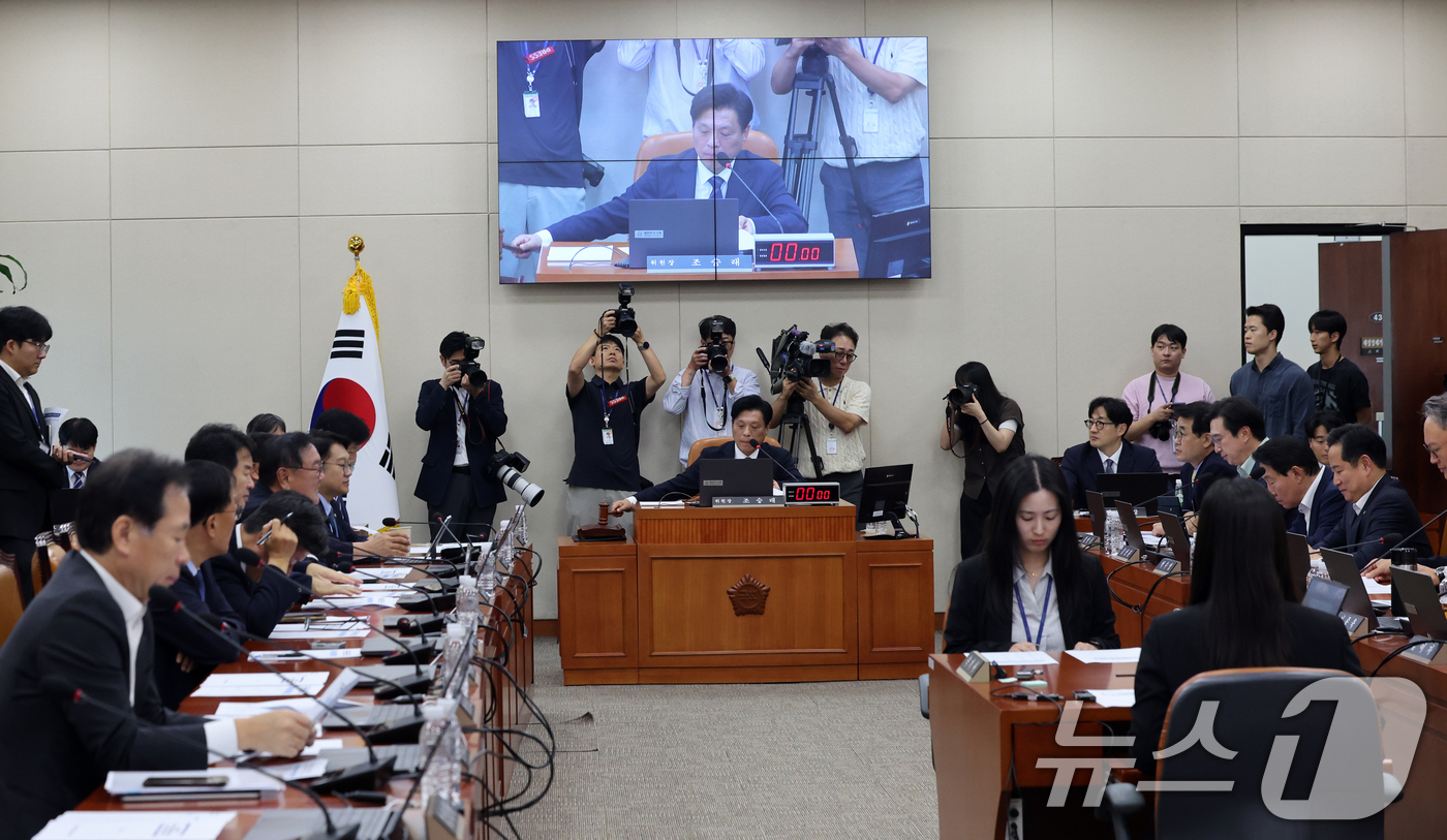 (서울=뉴스1) 황기선 기자 = 조승래 재경위원장이 8일 오후 서울 여의도 국회에서 열린 재정경제기획위원회 전체회의에서 의사봉을 두드리고 있다.이날 회의에서 국무위원후보자(부총리 …