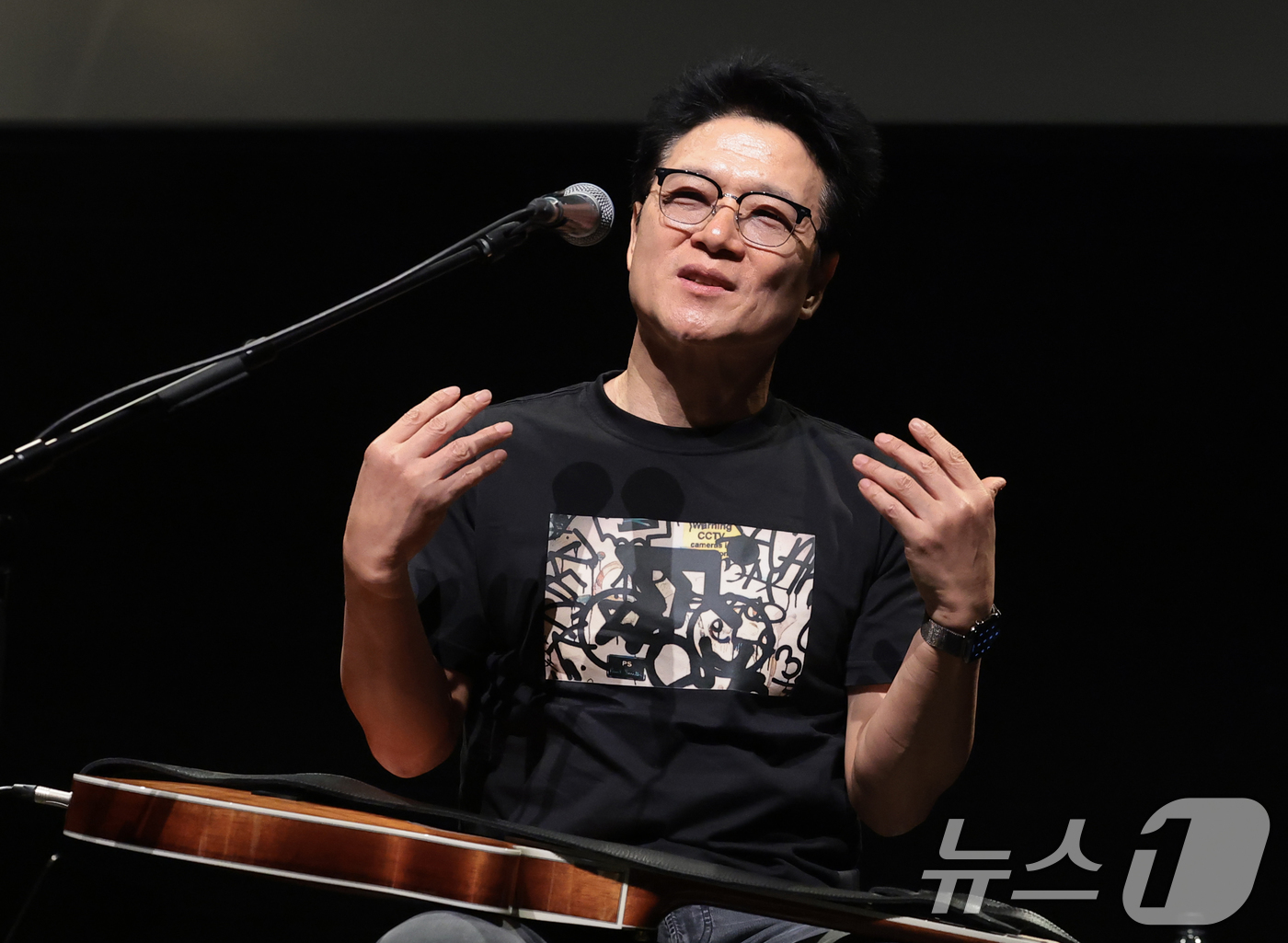 (서울=뉴스1) 권현진 기자 = 가수 안치환이 8일 오후 서울 마포구 성미산로 연남스페이스에서 열린 정규 15집 '시즈 더 데이'(Seize the day) 미디어 쇼케이스에서 취 …