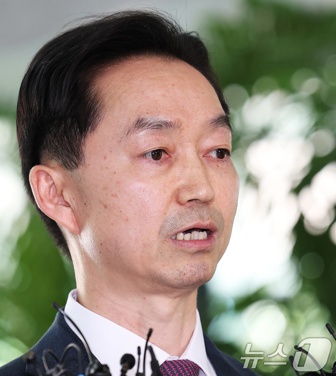 (서울=뉴스1) 오대일 기자 = 김지용 중대범죄수사청장 후보자가 8일 오후 서울 종로구 정부서울청사 창성동 별관에 마련된 인사청문회 준비단 사무실로 첫 출근하며 소감을 밝히고 있다 …