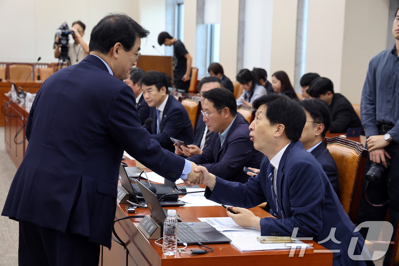 (서울=뉴스1) 황기선 기자 = 8일 오후 서울 여의도 국회에서 열린 재정경제기획위원회 전체회의에서 오기형 여당 간사와 배준영 야당 간사가 악수를 나누고 있다. 2026.9.8/뉴 …