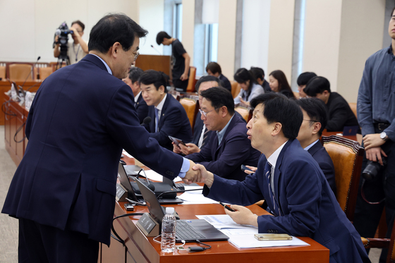 악수 나누는 재경위 與野간사