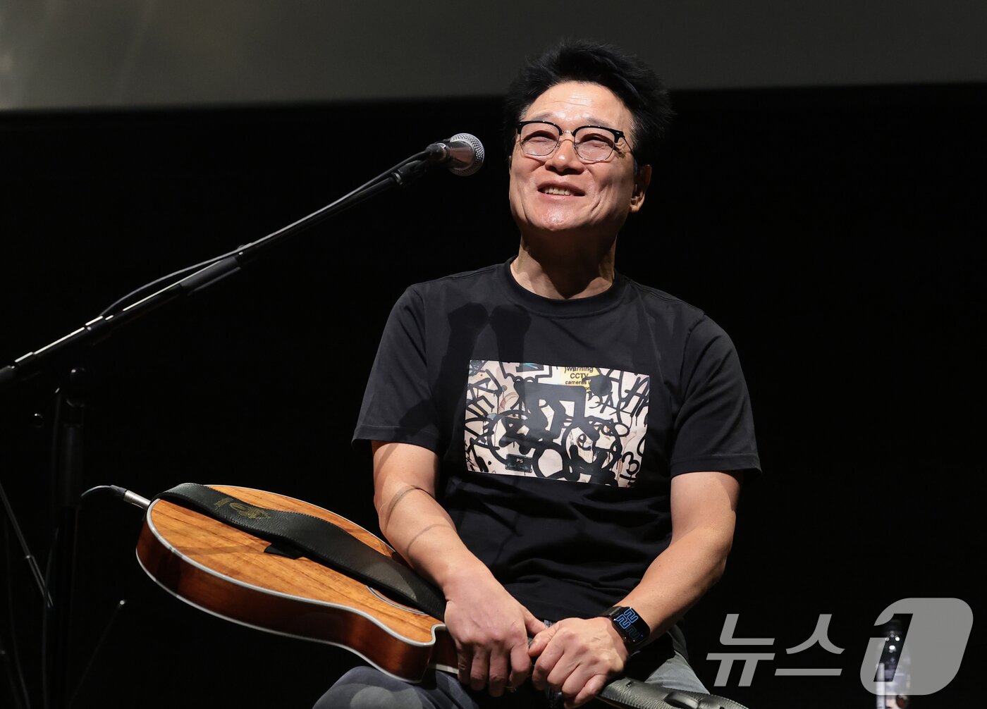 본문 이미지 - 가수 안치환이 8일 오후 서울 마포구 성미산로 연남스페이스에서 열린 정규 15집 '시즈 더 데이'(Seize the day) 미디어 쇼케이스에서 취재진 질문에 답하고 있다. 2026.9.8 ⓒ 뉴스1 권현진 기자