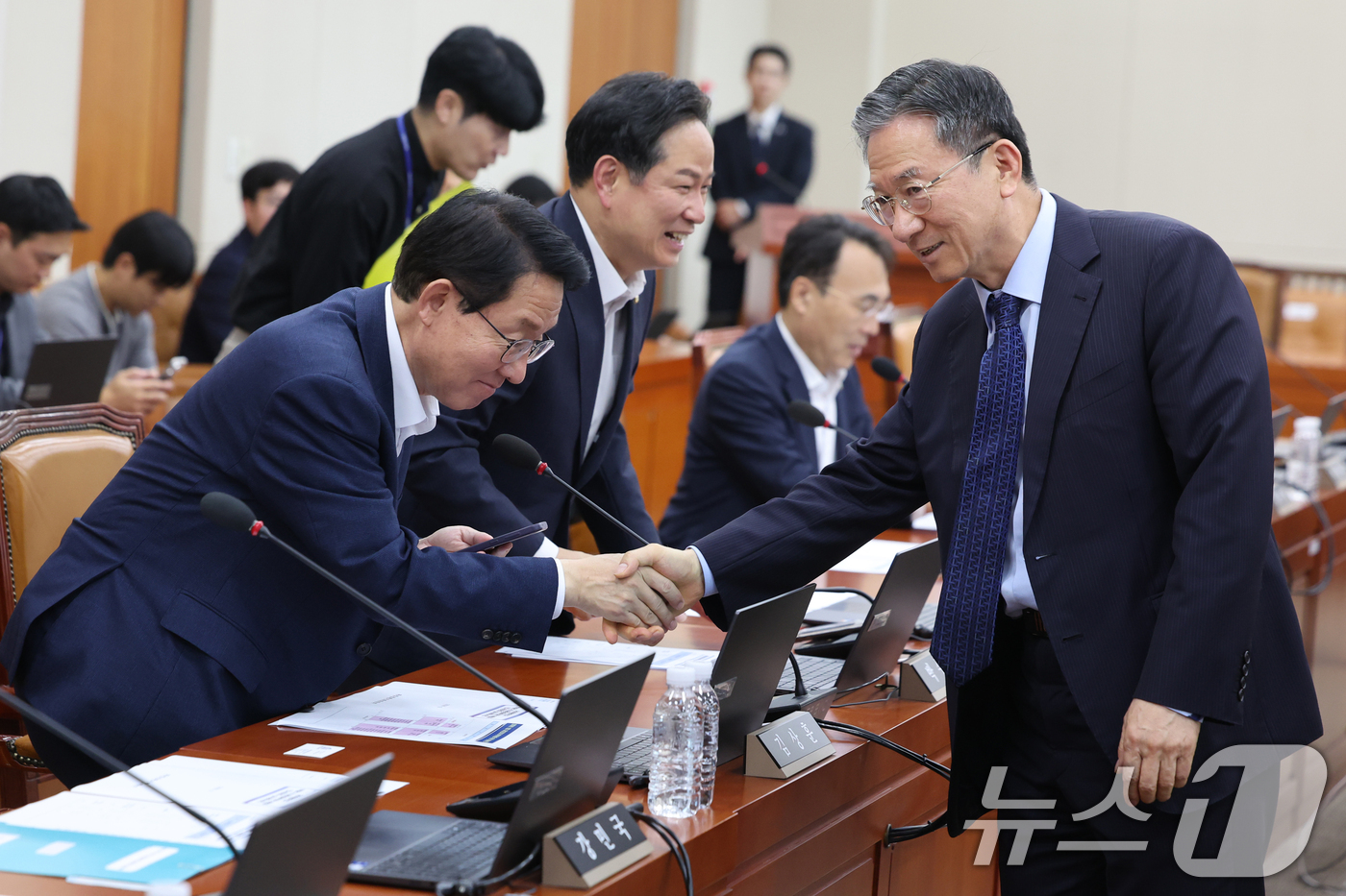 (서울=뉴스1) 황기선 기자 = 정성호 더불어민주당 의원이 8일 오후 서울 여의도 국회에서 열린 재정경제기획위원회 전체회의에서 국민의힘 의원들과 악수를 나누고 있다. 2026.9. …